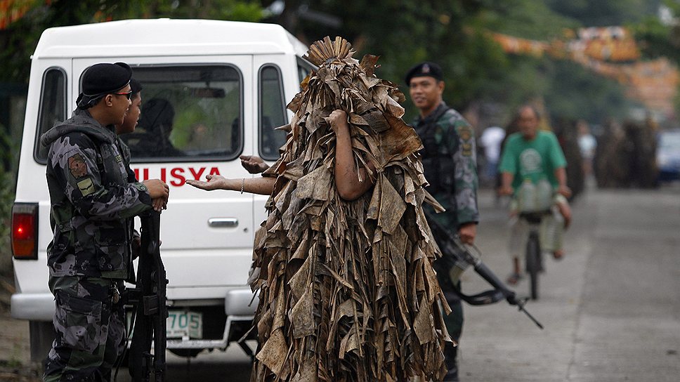 24 июня. В Маниле местный житель в костюме из грязи и банановой кожуры пришел на празднование в честь дня  святого-покровителя Иоанна Крестителя 