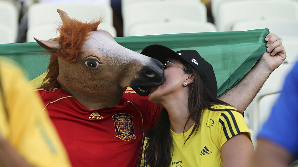 27 июня. Фанаты целуются на трибуне во время матча Кубка конфедераций Испания-Италия
