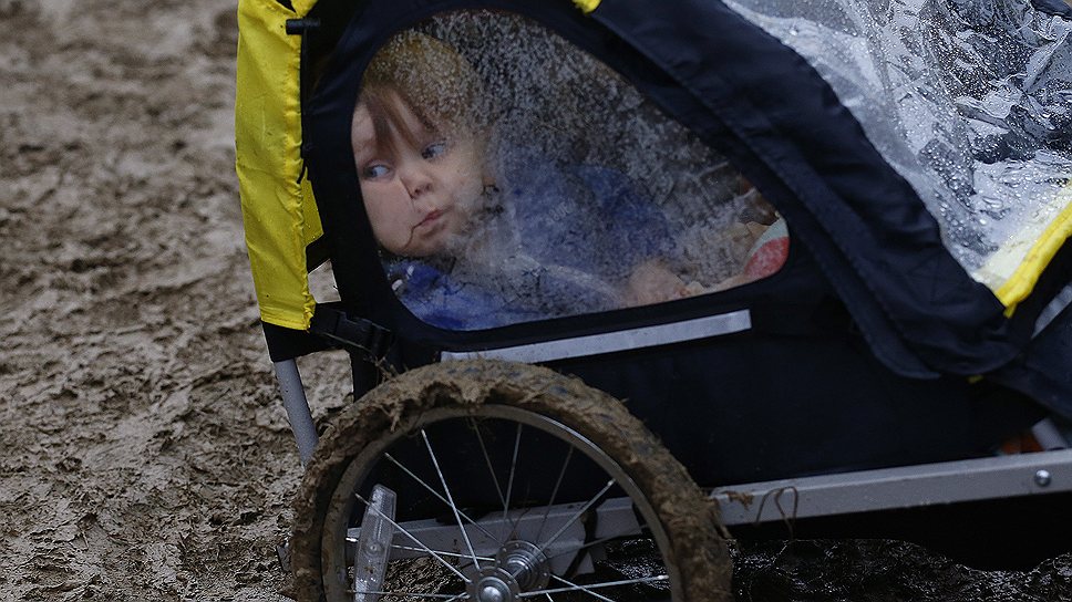 27 июня. Коляска с малышом Генри застряла в грязи во время фестиваля Гластонбери в Великобритании