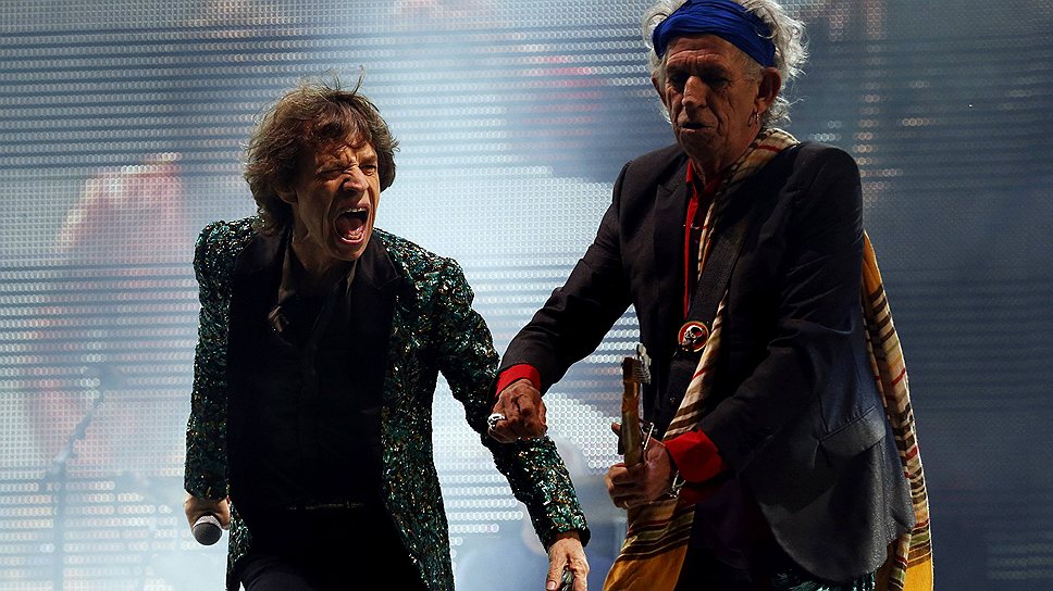 Участники группы The Rolling Stones Мик Джаггер (слева) и Кит Ричардс  выступают на сцене Pyramid Stage. Ворси Фарм, Сомерсет, 29 июня 2013 года