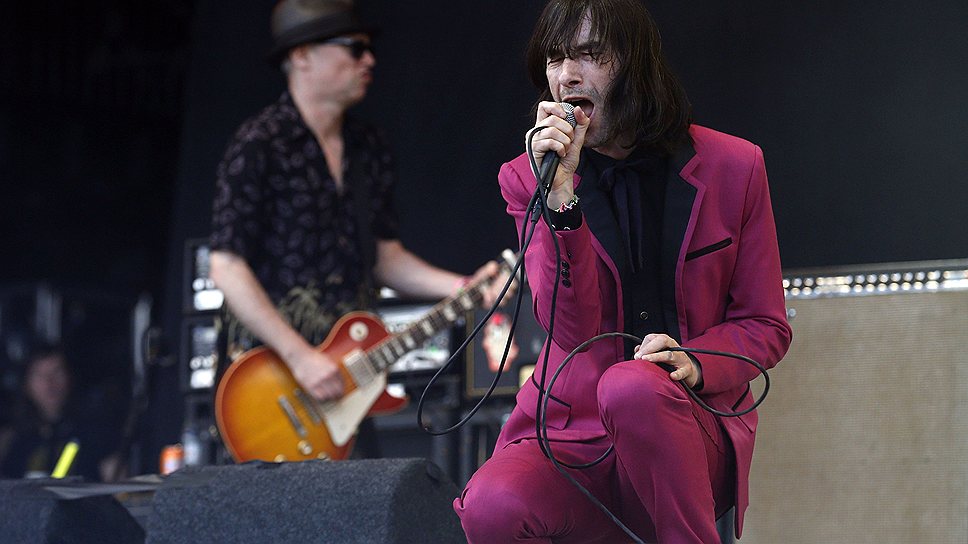 Вокалист шотландской рок-группы Primal Scream Бобби Гиллеспи на сцене Pyramid Stage. Сомерсет, 29 июня 2013 года