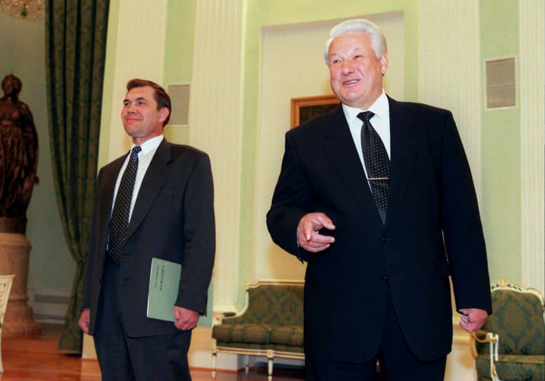 Генерал Александр Лебедь (на фото слева), выдвинутый кандидатом в президенты Конгрессом русских общин, получил в первом туре выборов 14,5% голосов. Не попадая во второй тур, он призвал своих избирателей голосовать за Ельцина, а взамен получил пост секретаря Совета безопасности РФ