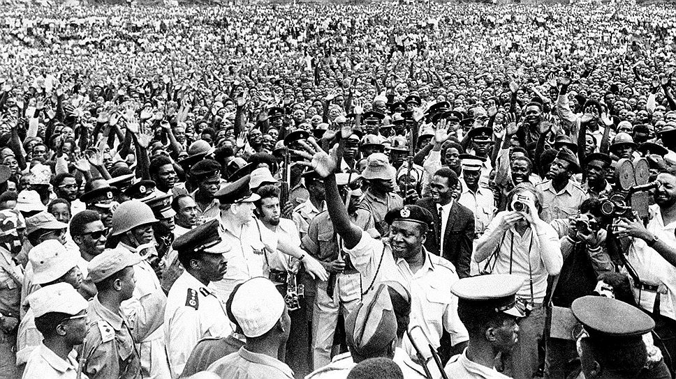 В 1971 году в результате переворота пришел к власти начальник вооруженных сил Уганды Иди Амин, провозгласивший себя пожизненным президентом, а позже еще и «королем Шотландии». За восемь лет его правления в стране было уничтожено до 500 тыс. оппонентов режима, причем некоторых он съел лично