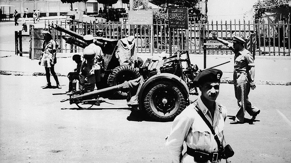 В 1952 году полковник египетской армии Гамаль Абдель Насер возглавил переворот, в результате которого был свергнут король Фарук, а Египет стал республикой. Формально он занял пост президента страны лишь в 1956 году, а до этого был самым влиятельным членом Совета революционного командования Египта, сформированного после переворота