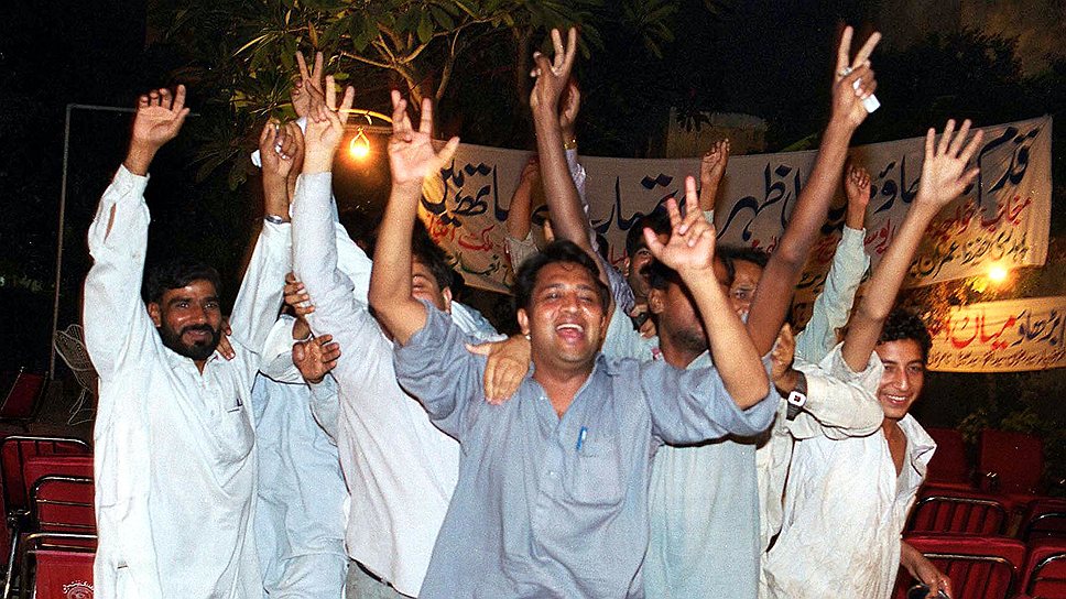 В 1999 году в Пакистане произошел бескровный военный переворот, организованный генералом сухопутных войск Первезом Мушаррафом. С 2001 года он возглавлял страну в качестве президента. В 2008 году был вынужден уйти в отставку под давлением оппозиции и угрозой объявления импичмента