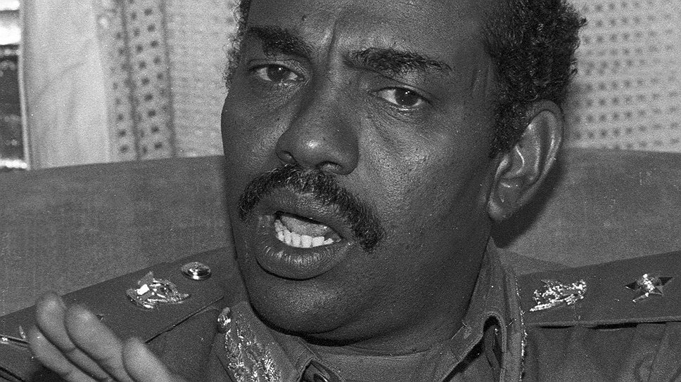 В 1989 году власть в Судане захватил бригадный генерал Омар Башир. В 1993 году он провозгласил себя президентом, впоследствии несколько раз переизбирался. Вошел в историю как первый действующий глава государства, в отношении которого Международный уголовный суд выдал ордер на арест по обвинению в геноциде и военных преступлениях против собственного народа