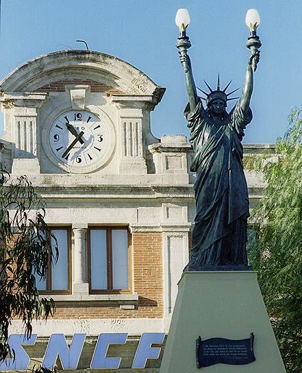 Больше всего копий статуи Свободы можно обнаружить во Франции&lt;br> На фото: статуя Свободы у здания вокзала в городе Перпиньян на юге Франции