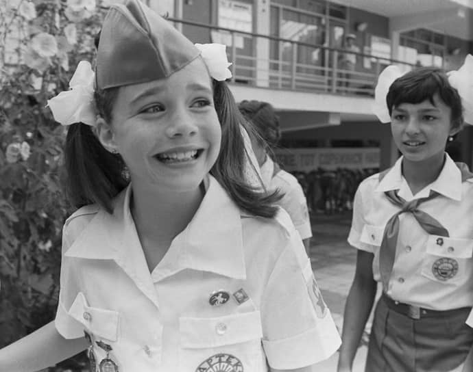 В 1982 году 10-летняя американская школьница из штата Мэн написала письмо новому генсеку СССР Юрию Андропову, которого журнал Time Magazine назвал «опасной личностью, как никогда угрожающей безопасности США». Девочка спросила Андропова, так ли это. «Вы, конечно, не обязаны отвечать на мой вопрос, но я хотела бы знать, почему вы хотите завоевать весь мир или по крайней мере нашу страну»,— написала Саманта