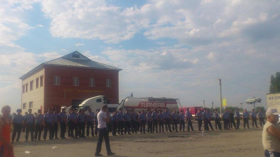 В настоящее время в Пугачев стянуты дополнительные силы полиции. Все въезды в город взяты под контроль правоохранительных органов
