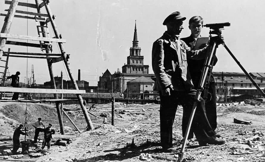 1935 год. В СССР принято постановление «О Генеральном плане реконструкции Москвы» &lt;br>
На фото: реконструкция Комсомольской площади