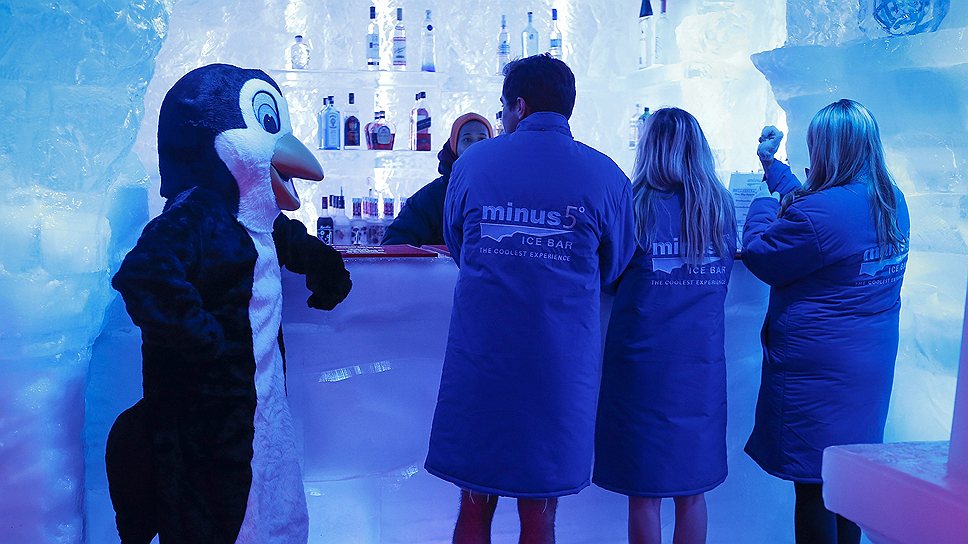 8 июля. Посетители ледяного бара Minus5 в Нью-Йорке заказывают напитки. Бар выстроен из канадского льда, а его название говорит о постоянной температуре внутри помещения