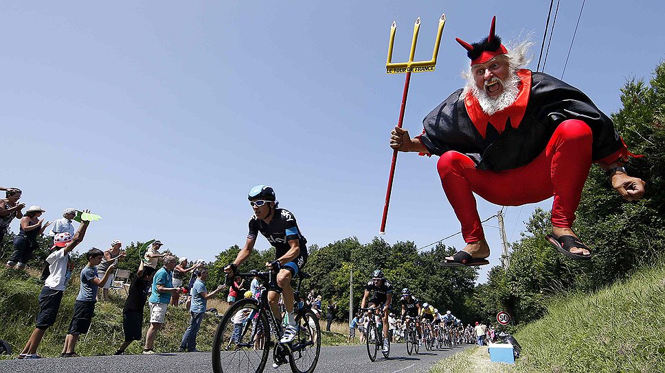 11 июля. Поклонник велоспорта Диди Сенфт, более известный как «Дьявол», во время очередного этапа гонки «Тур де Франс»