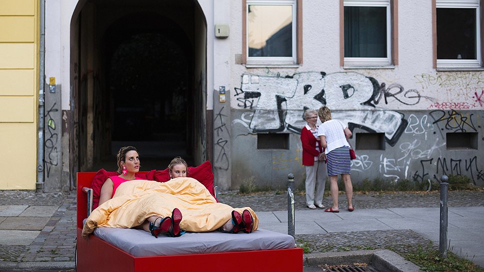 5 июля. В Берлине туристам предлагают совершить экскурсию по центру города, не вылезая из двухспальной кровати. По замыслу своих создателей «экскурсионная» кровать прикрепляется к четырехколесному электровелосипеду