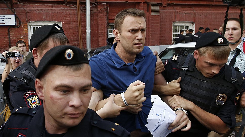 10 июля. Задержание кандидата в мэры Москвы от РПР-ПАРНАС Алексея Навального у здания Мосгоризбиркома, после того, как он подал в комиссию пакет документов, чтобы зарегистрироваться для участия в выборах 8 сентября. Навальный был отпущен через несколько минут после задержания