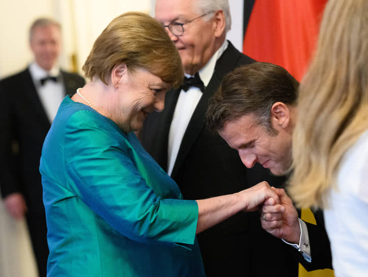 В мае 2024 года Ангела Меркель поучаствовала в официальном государственном визите президента Франции Эммануэля Макрона (справа) в Берлин. Тогда же стало известно, что после выхода на пенсию она написала мемуары под названием «Свобода: воспоминания 1954-2021». Объем книги составляет 700 страниц, бывший канцлер планирует опубликовать ее в ноября 2024 года