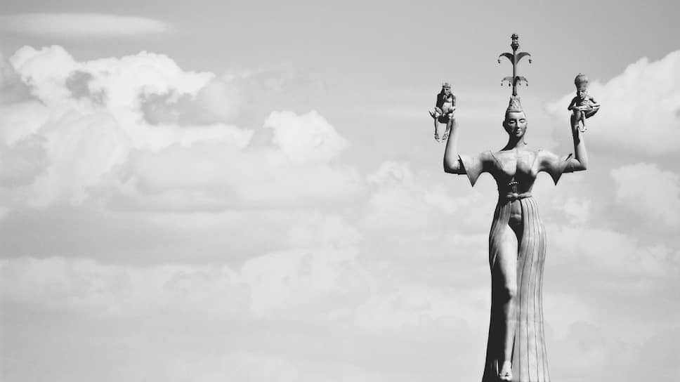 Власти немецкого города Констанц на Боденском озере в 2010 году приняли решение демонтировать двухметровую статую обнаженного Папы Римского, которая была фрагментом скульптуры «Империя» художника Питера Ленка