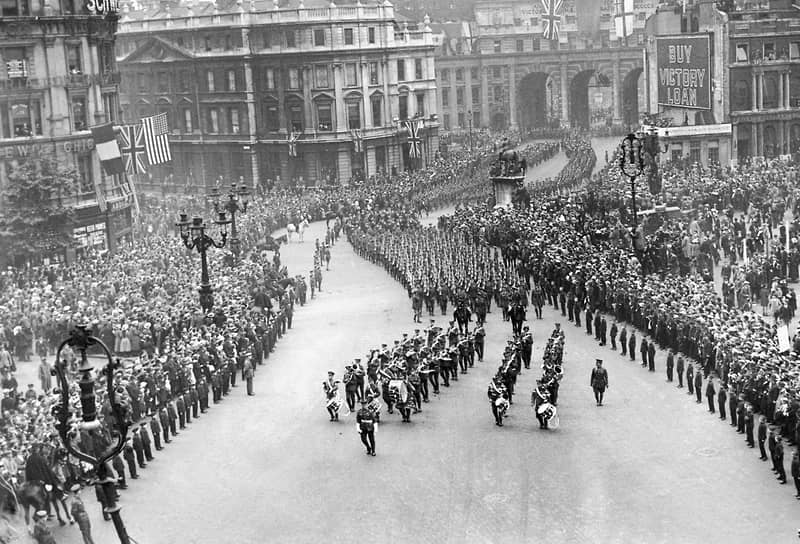 1919 год. В Лондоне (Великобритания) прошел парад победы, в честь окончания Первой мировой войны и победы Антанты
