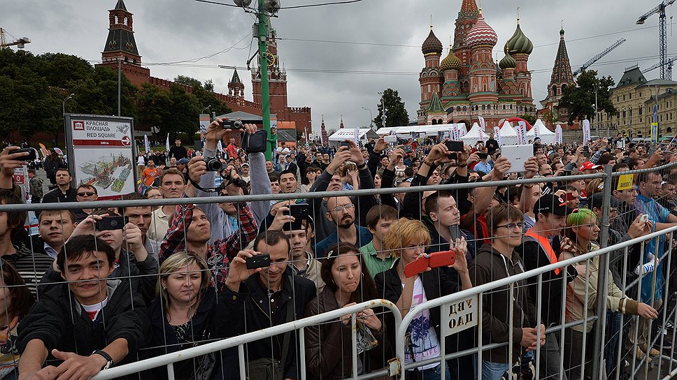 Тысячи зрителей пришли посмотреть на главное событие в мире автоспорта в России