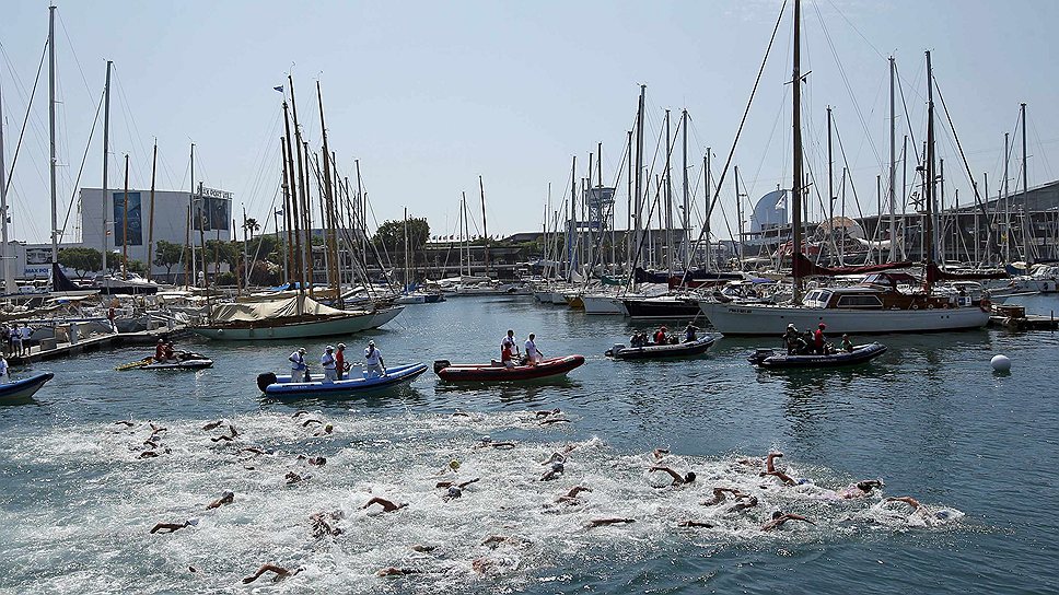 Выступление пловчих в гонке на 10 км дистанции на открытой воде в рамках чемпионата мира по водным видам спорта в Барселоне 