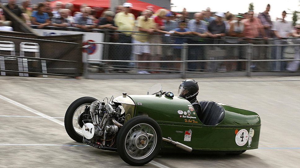 Курт Кауфман на трицикле Morgan 3 Wheeler 1930 года. Ныне выпускаются копии данной модели с улучшенными характеристиками. Например, КПП заимствована от Mazda MX-5