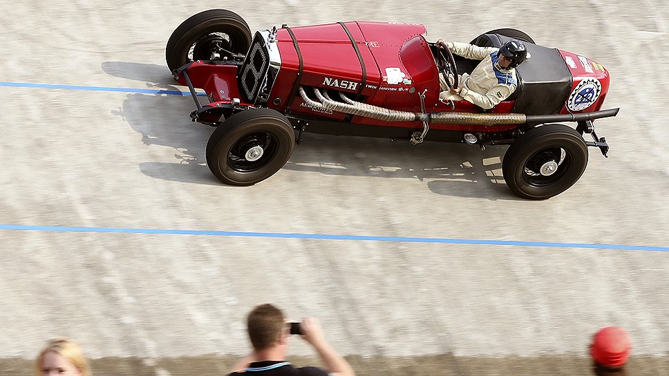 Рольф Кустер показывает свой Nash 480 Aeropower 1930 год выпуска в действии