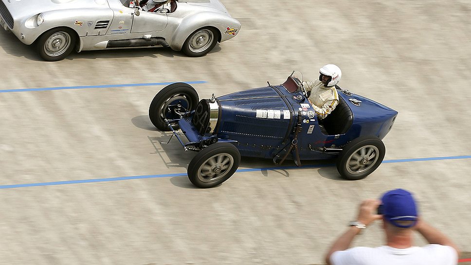 Bugatti T 35 1929 года синего цвета соперничает с MG A Wagner SP1 1959 года.