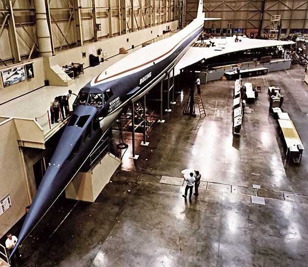 В США разрабатывалось сразу два проекта сверхзвуковых пассажирских самолетов — Boeing 2707 (макет на фото) и Lockheed L-2000. Но до производства ни один не дошел: финансирование из-за затрат США на войну во Вьетнаме и космическую программу было небольшим, и в 1971 году стало понятно, что конкуренты ушли далеко вперед, и программа была свернута