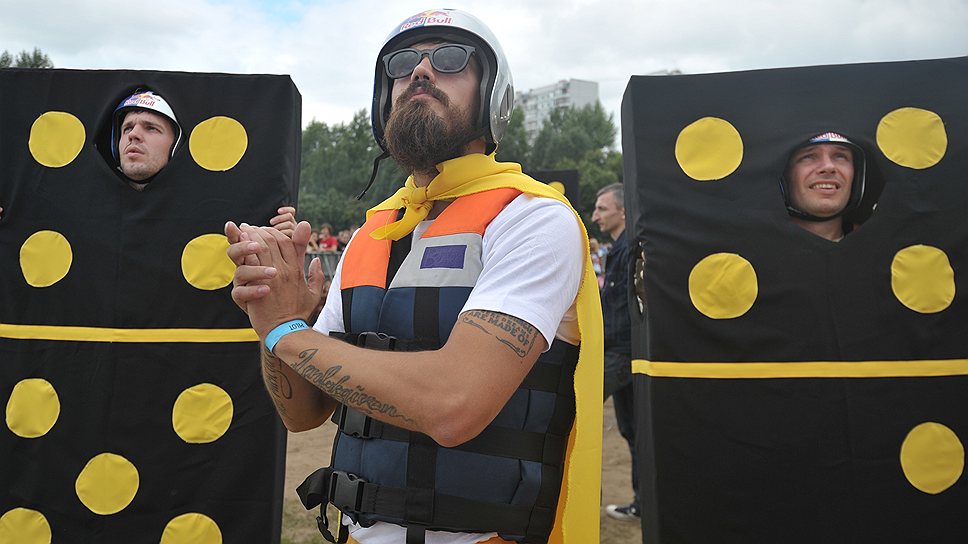 Основная задача пилотов, участвующих в чемпионате Red Bull Flugtag, — постараться взлететь в небо с 6-метровой высоты