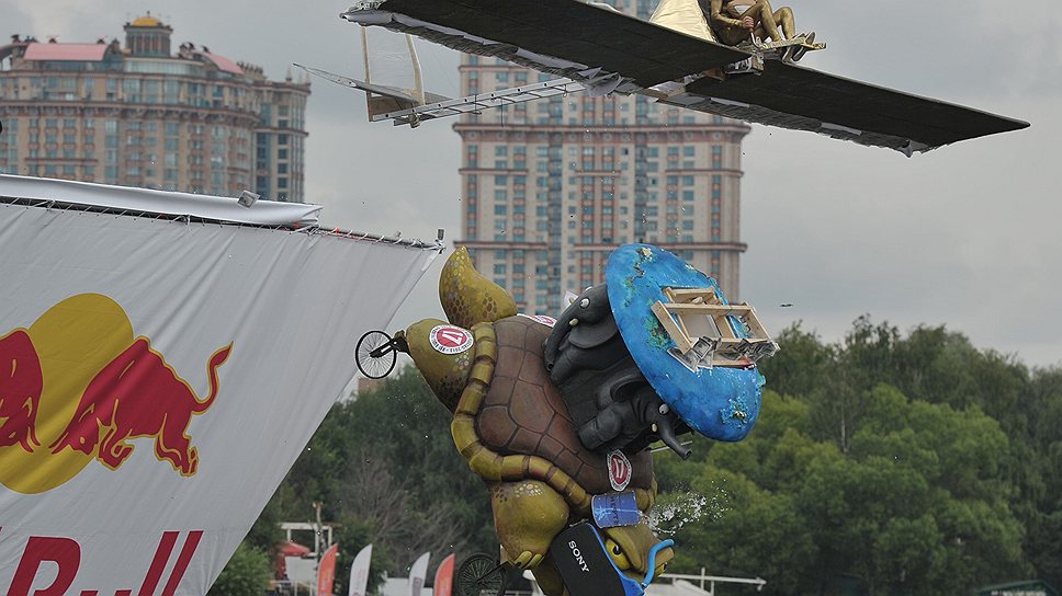 В этом году участие в российском чемпионате Red Bull Flugtag приняли 48 команд