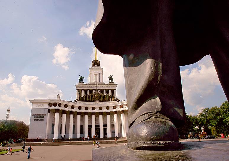 1939 год. Открытие Всесоюзной сельскохозяйственной выставки в Москве (с 1959 года — Выставка достижений народного хозяйства СССР, с 1992 года — Всероссийский выставочный центр)