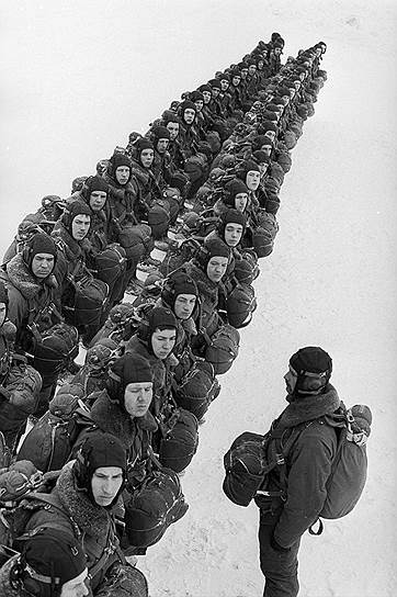 1930 год. В СССР на учениях Московского военного округа впервые высажен воздушный десант. Впоследствии этот день стал отмечаться в СССР, а теперь в России, как День воздушно-десантных войск