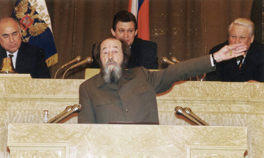 28 октября 1994 года писатель выступил перед депутатами Госдумы (на фото). По распоряжению президента Бориса Ельцина (справа) ему была подарена государственная дача «Сосновка-2» в Троице-Лыково