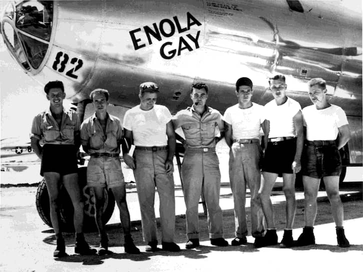 На фото: экипаж американского бомбардировщика В-29 Enola Gay под командованием полковника Пола Тиббетса (в центре), сбросившего бомбу на Хиросиму