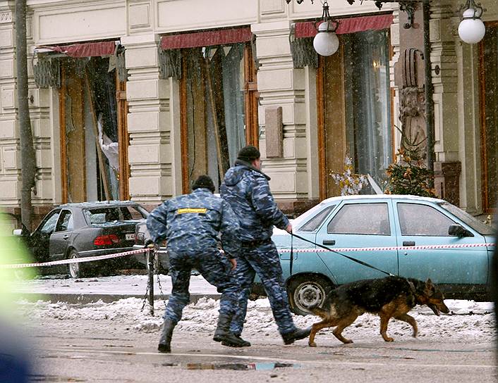 9 декабря 2003 год — взрыв у гостиницы «Националь». Взрывное устройство привела в действие террористка-смертница. Погибли 6 человек, 14 человек ранено. Позднее — при обследовании тела смертницы роботехническим комплексом — раздался второй взрыв, но никто не пострадал