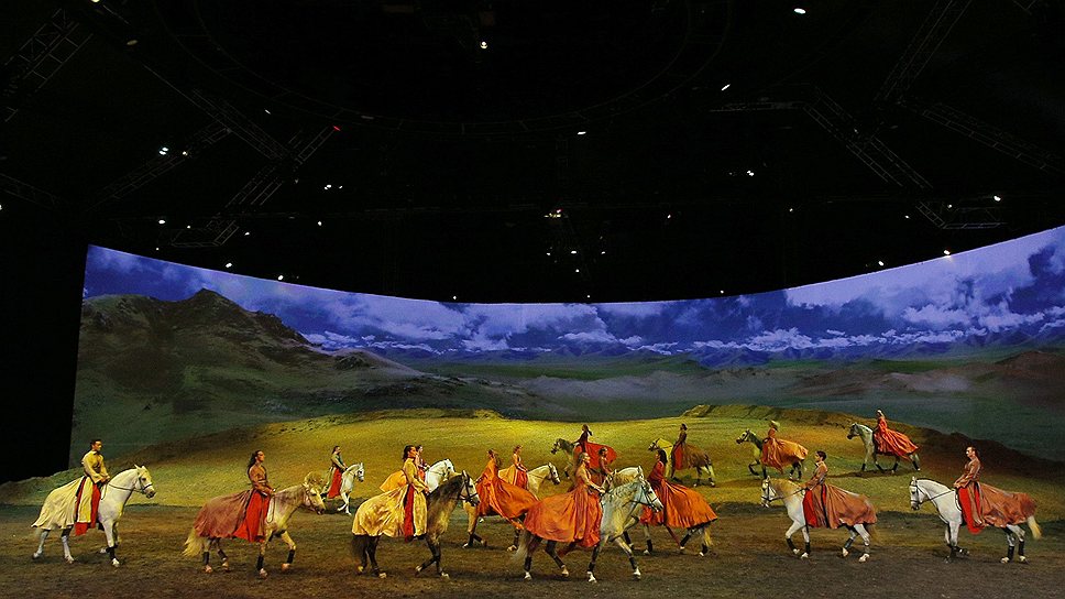 Cavalia`s Odysseo — второе шоу цирка, оно гораздо масштабнее первого представления. Размер шатра, где происходит действо, равен двум хоккейным полям. Кроме того, в постановке используется сценическое озеро, вмещающее 364 тыс. литров воды 