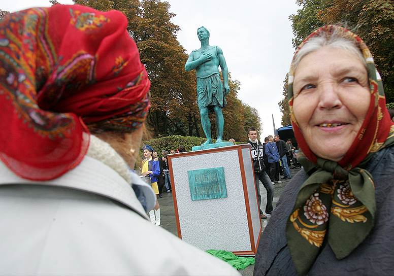 Леонид Кучма — автор семи книг: «Верю в украинский народ», «О главном», «Украина — не Россия», «Своим путем. Размышления об экономических реформах в Украине», «После Майдана», «Шаги становления национальной экономики — 1994-2004 годы», «Сломанное десятилетие»
На фото: открытие памятника Леониду Кучме