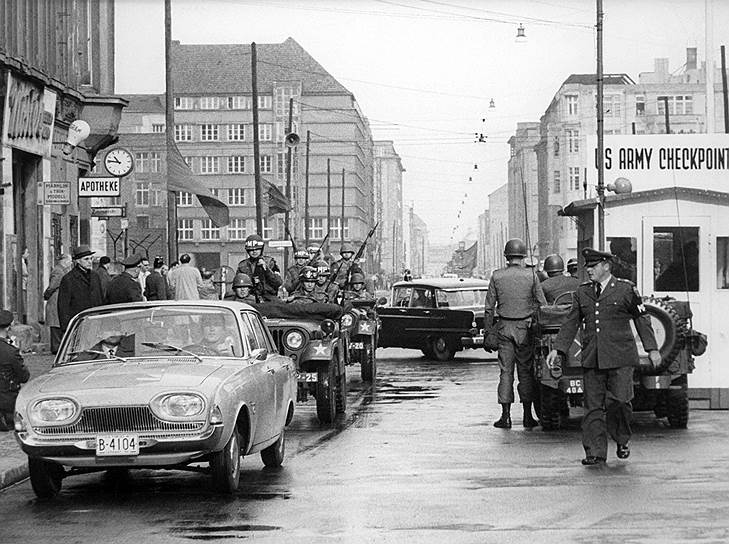 1961 год. Германская Демократическая Республика закрыла границу между Западным и Восточным Берлином