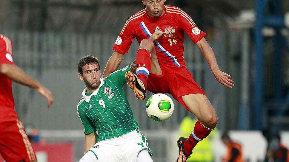 Васлилий Березуцкий (справа) борется за мяч с автором единственного гола Мартином Патерсоном