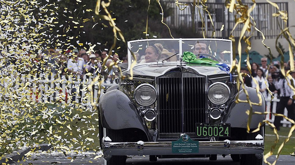 Победители конкурса Джозеф и Каролин Кассини на своем автомобиле марки Packard 1108 Twelve Dietrich Convertible Victoria 1934 года