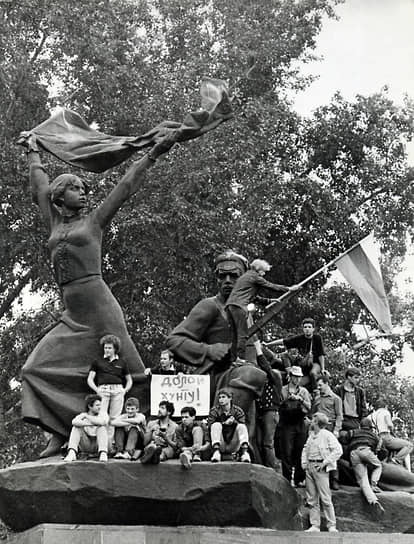 Все больше людей стекалось в центр Москвы на стихийные митинги