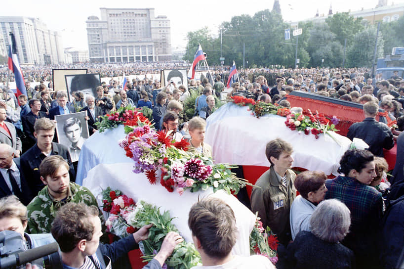 24 августа в центре Москвы прошли похороны троих погибших защитников Белого дома. Янаев, Крючков, Язов и ряд других путчистов были арестованы