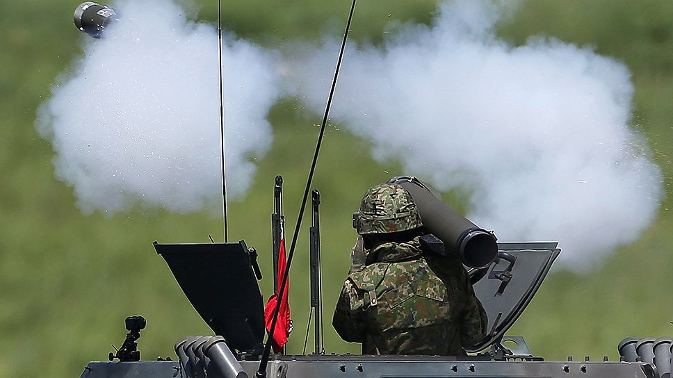 В показательных военных маневрах принимают участие порядка 2,5 тыс военных, а также 30 самолетов, 80 танков и бронемашин