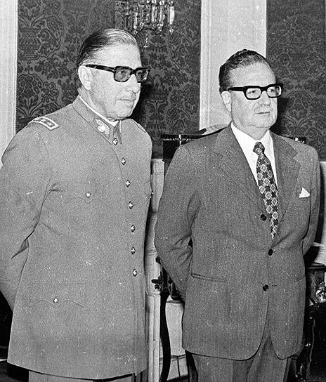 В 1971 году он получил первое назначение при правительстве президента Сальвадора Альенде (на фото справа), в августе 1973 года занял должность главнокомандующего страны, а несколько недель спустя стал инициатором военного переворота