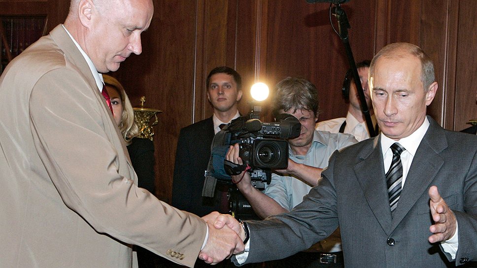 Об уголовной ответственности сотрудников СК: «За один год в СКП РФ привлекли только к уголовной ответственности 25 следственных работников, к дисциплинарной ответственности привлечены сотни. Это жесткая карательная политика, которую мы проводим сознательно, но здесь тоже надо видеть пределы. Если мы начнем бить рублем нашего следственного работника, поверьте, весь СКП через полгода, и я возглавлю это движение, уйдет в адвокатуру»