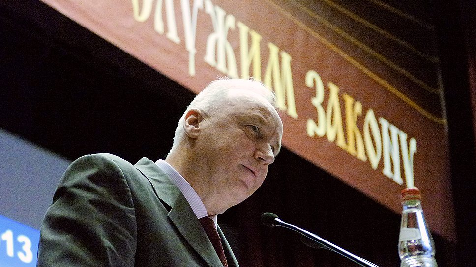 Об обвинениях в свой адрес: «Никаким бизнесом я не занимался. Что такое коммерческая деятельность? Это деятельность с целью получения прибыли. Если они найдут хоть €1 прибыли, я уйду в отставку. Так и напишите: если господин Навальный и господин Хинштейн найдут хотя бы евро прибыли, то я уйду в отставку. Это легко доказать»
