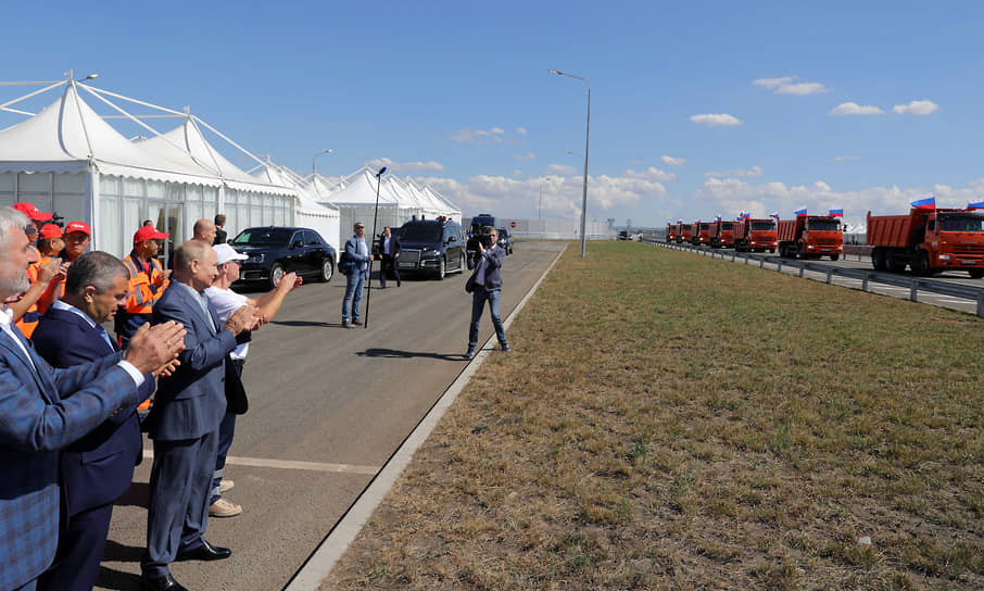 2020 год. В Крыму запустили движение по автомобильной трассе «Таврида» &lt;br>
На фото: президент России Владимир Путин (третий слева) и министр транспорта России Евгений Дитрих (слева) во время торжественной церемонии, 2020 год