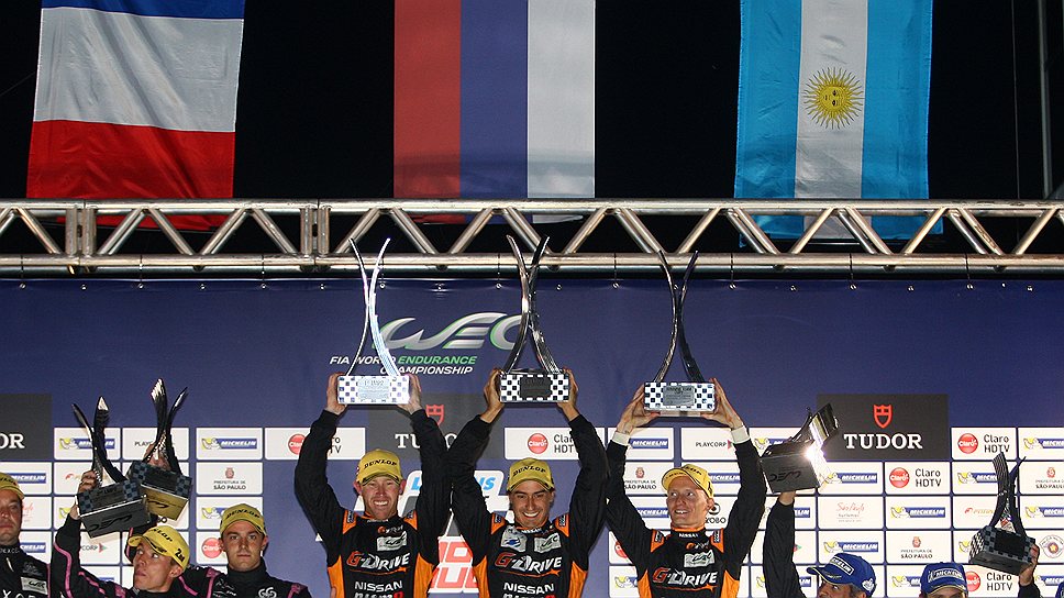 Экипаж российской команды G-Drive Racing в составе Романа Русинова, Майка Конвея и Джона Мартина (по центру)