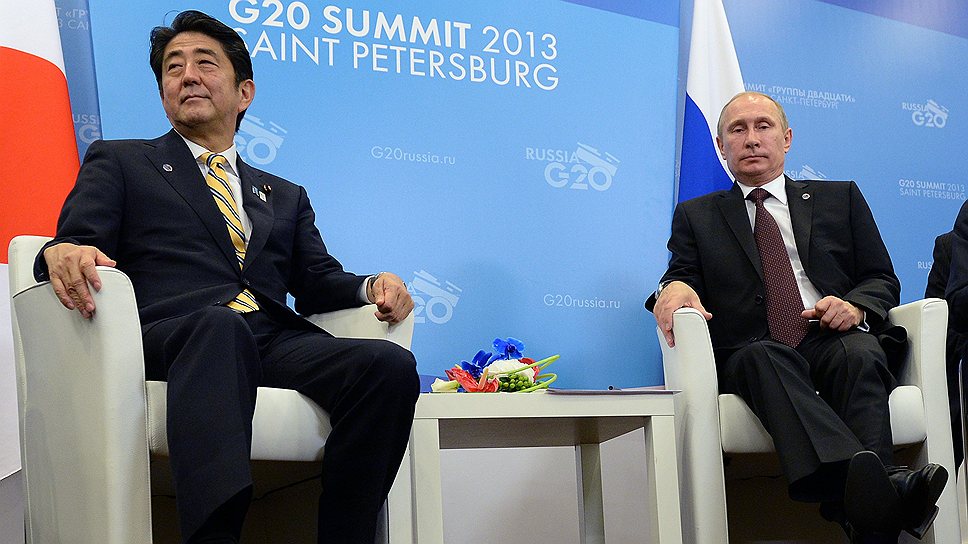Лидеры России Владимир Путин и Японии Синдзо Абэ на полях проходящего в Санкт-Петербурге саммита G20 обсудили возможность заключения мирного договора между странами по вопросу спорных территорий