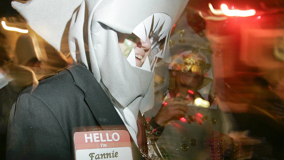 7 сентября 2008 года власти США взяли под контроль крупнейшие американские ипотечные агентства Fannie Mae и Freddie Mac, контролировавшие около 70% сделок на ипотечном рынке страны, оценивавшемся в $12 трлн. Потери компаний к тому времени составили около $14 млрд, их капитализация снизилась более чем в пять раз до $7,6 и $3,3 млрд соответственно