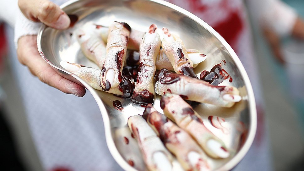 Популярность зомби в массовой культуре привела к появлению «зомби-мобов»: участники таких мероприятий одеваются и гримируются с целью максимально реалистично походить на живых мертвецов